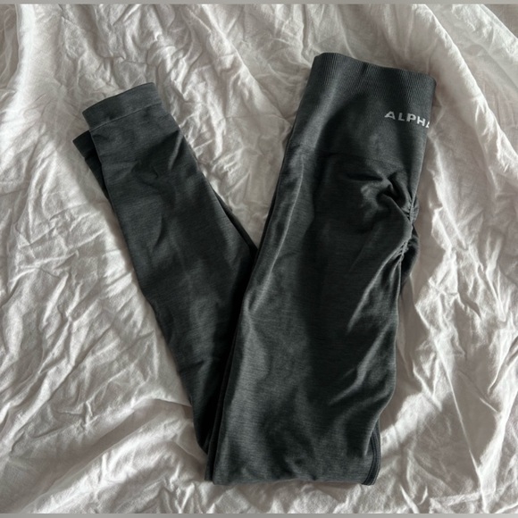 Alphalete Amplify Leggings in Smoke - Picture 3 of 6